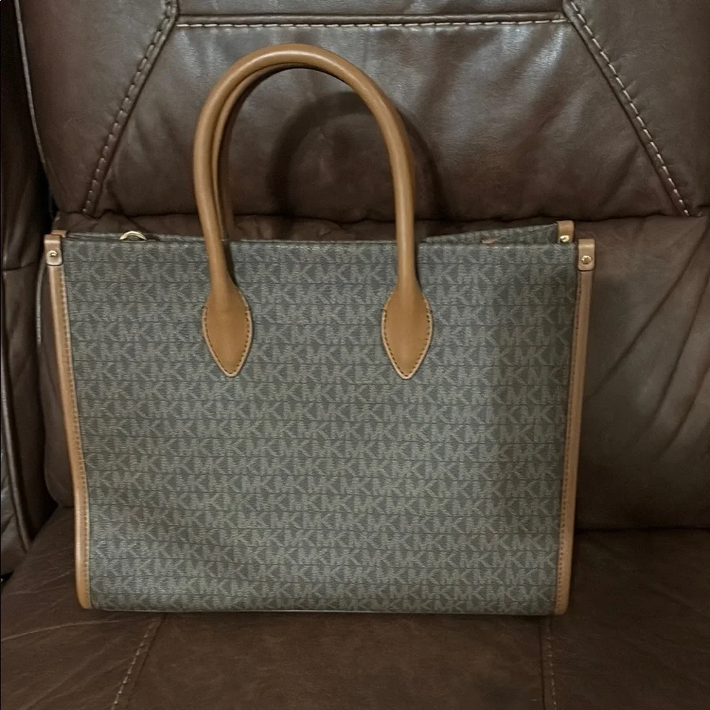 NWT Michael Kors Brown Tote Bag with Gold Accents - Picture 2 of 11